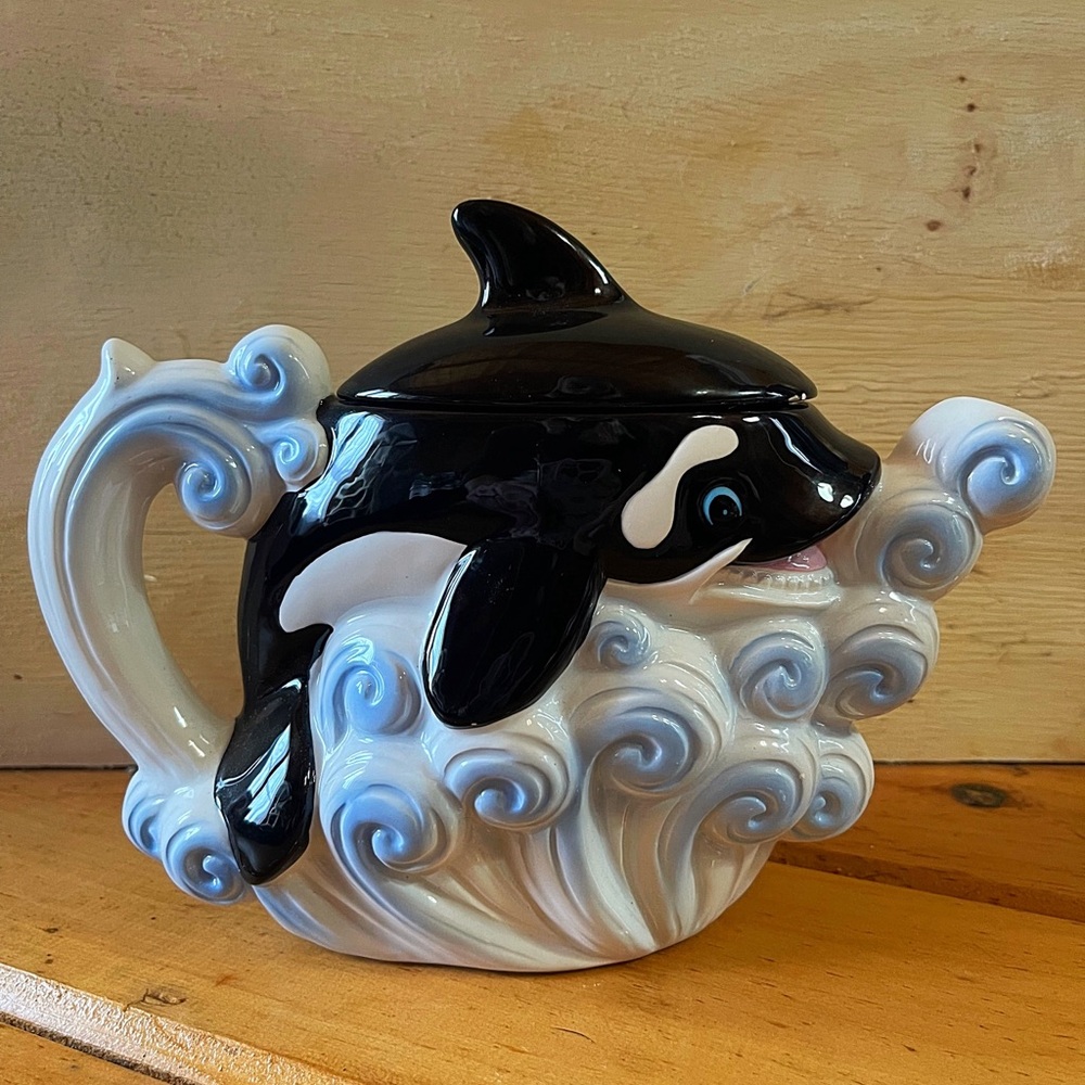 Sea world shamu Orca whale tea pot with lid 16oz